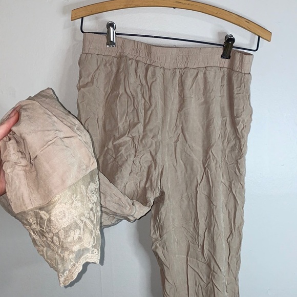 Pants - 🌵Adorable Tan retro threads pants with lace detail on bottom!